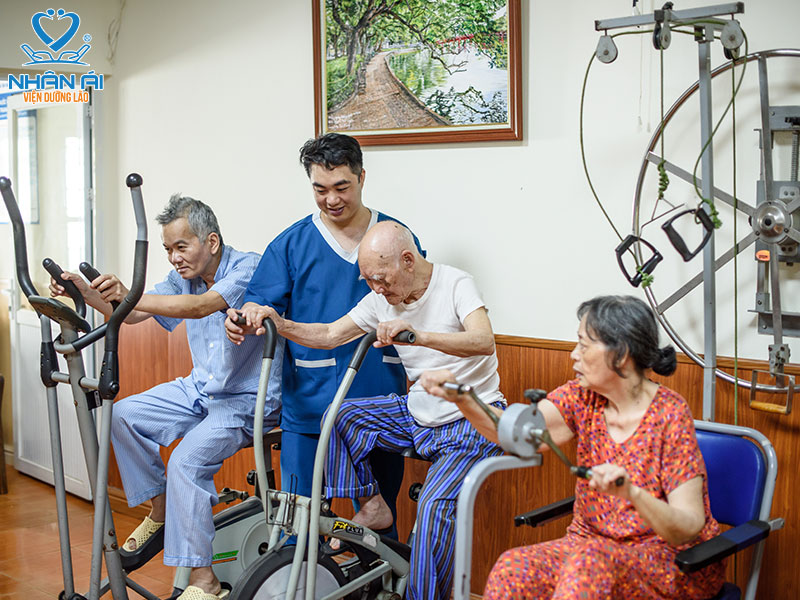 Người cao tuổi được tập luyện với các kỹ thuật viên phục hồi chức năng có chuyên môn cao
