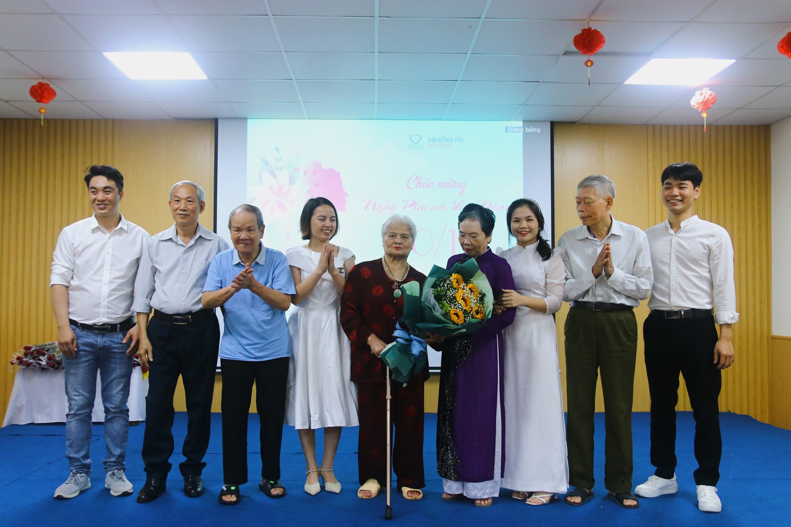 Nhân Ái tặng hoa và tri ân người cao tuổi trong ngày Điều dưỡng Việt Nam